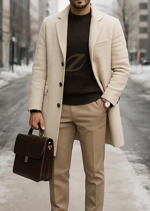 ست پالتوی کرم با پلیور قهوهای تیره و شلوار پارچهای بژ